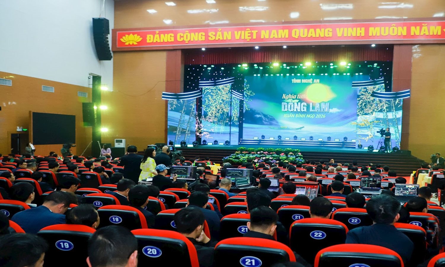 Nghĩa tình dòng Lam - Góp Xuân ấm cho người nghèo xứ Nghệ